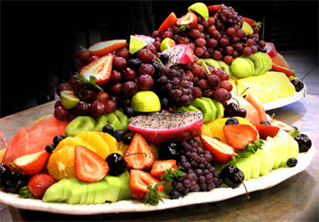 סלסלות ומגשי פירות טריים מרהיבים בשפע צבעים וטעמים! 